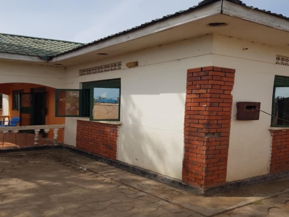 4 bedroom house for sale-Mia saba